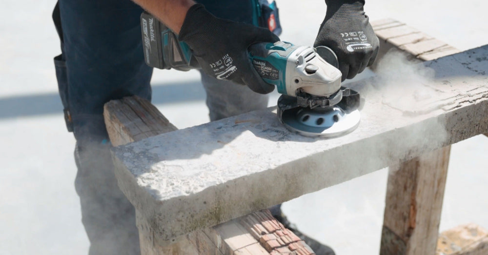 Diamantschleiftopf im Einsatz auf Beton mit dem Winkelschleifer